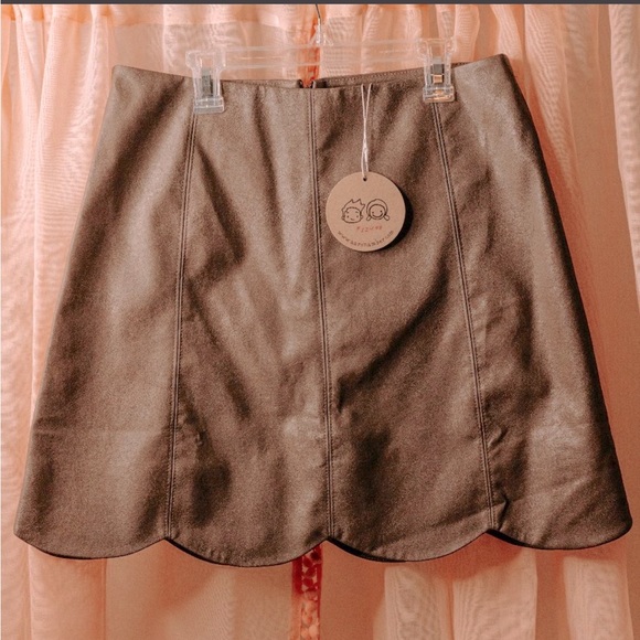 Neiman Marcus Dresses & Skirts - NEW Aaron & Amber Leather Scalloped Hem Skirt